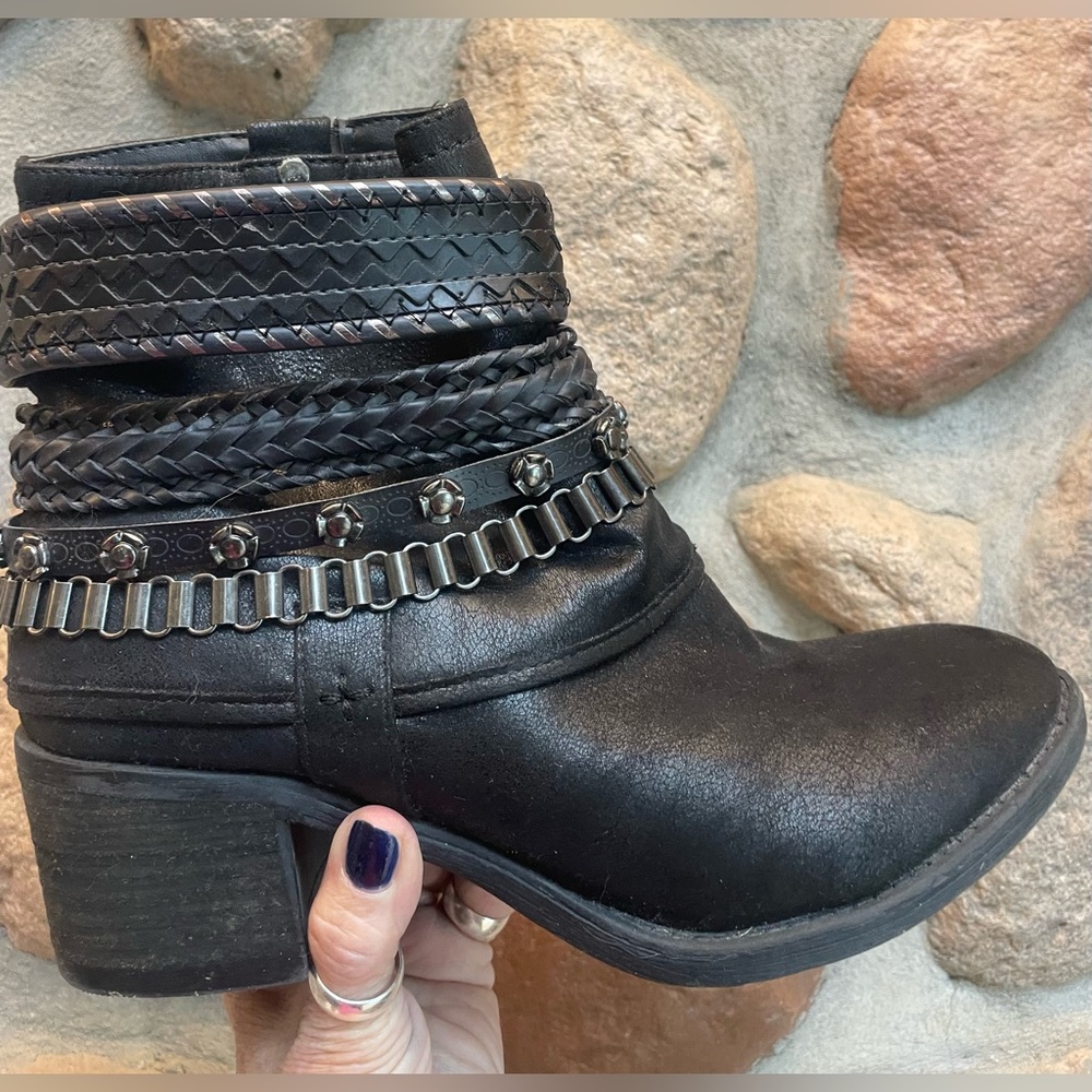 INVITO Vegan Black Leather Embellished Wrapped Ankle Zip Boots booties 8.5